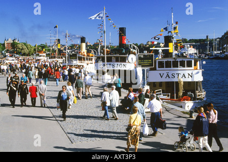 Les passagers et les paquebots à Blasieholmen Island en face du Grand Hôtel sur bateau de l'archipel de Stockholm en journée Banque D'Images