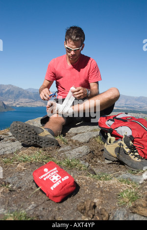 Bandage pied Male Hiker Banque D'Images