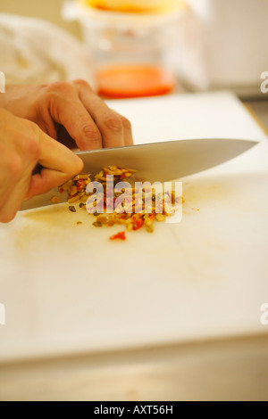 La préparation de légumes dans la cuisine du restaurant de l'hôtel Banque D'Images