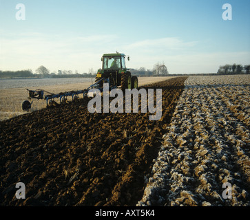 Tracteur John Deere labour charrue Ransome chaume de céréales par un froid matin givré Banque D'Images