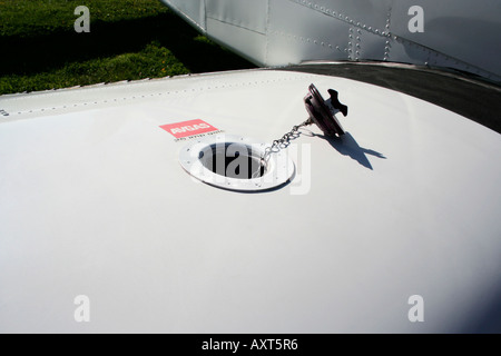 L'aviation. Réservoir de carburant dans l'aile. L'Avgas. Banque D'Images