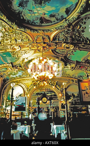 Paris France, Restaurant Français Brasserie 'le train Bleu' 'Gare de Lyon' style 1900, fresques intérieures, plafond, décoration intérieure vintage Banque D'Images