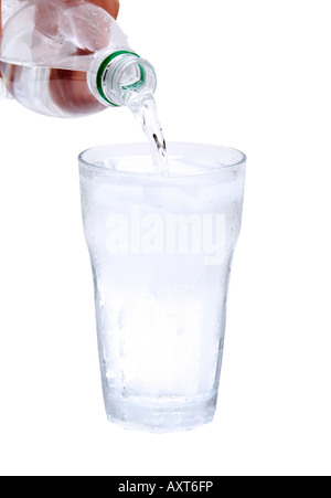 Verser de l'eau d'une bouteille en plastique contre isolé sur fond blanc Banque D'Images