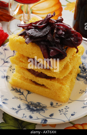 La polenta et le salami - Torretta di polenta e salame - Apéritif - Cuisine italienne Banque D'Images