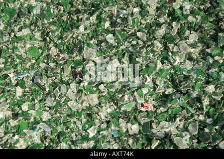 Morceaux de verre blanc et vert à l'usine de recyclage / Grüne und weiße Glasbruchstücke Altglasrecyclingfrima dans Banque D'Images