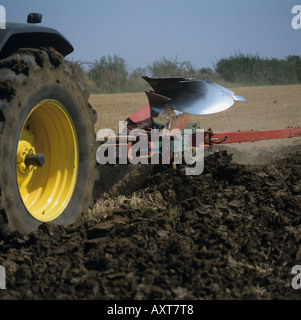 Tracteur avec charrue réversible 7 coulter labourer un champ de chaumes de céréales Banque D'Images