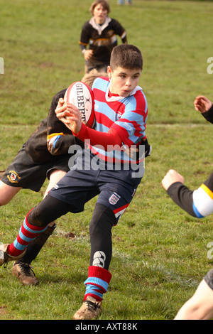 Match de rugby Junior moins de 12 ans les joueurs s'affrontent dans le jeu de l'équipe locale dans le Somerset en Angleterre seulement UTILISATION ÉDITORIALE Banque D'Images