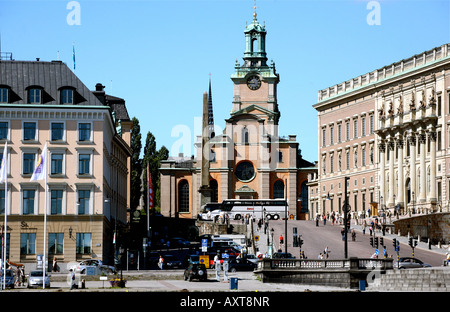 La tour historique de l'horloge avec tour bus en premier plan Banque D'Images