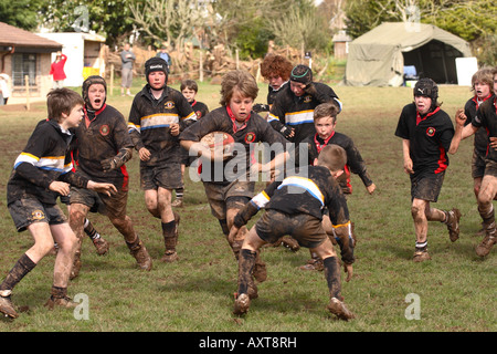 Match de rugby Junior moins de 12 ans les joueurs s'affrontent dans le jeu de l'équipe locale dans le Somerset en Angleterre seulement UTILISATION ÉDITORIALE Banque D'Images