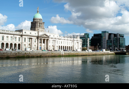 L'IFSC et Custom House Building Liffey Dublin Ireland Banque D'Images