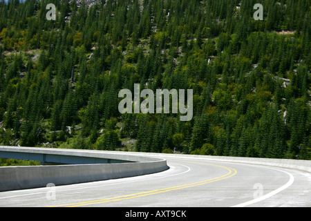 Nouveau tronçon de courbes sur un pont routier en béton dans l'État de Washington Banque D'Images