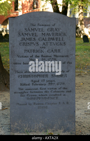 La pierre tombale dans le cimetière vieux grenier marquant les tombes des cinq hommes tués dans le massacre de Boston, 1770. Banque D'Images