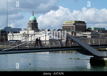 Custom House et Sean O'Casey passerelle au-dessus de la rivière Liffey Dublin Ireland Banque D'Images