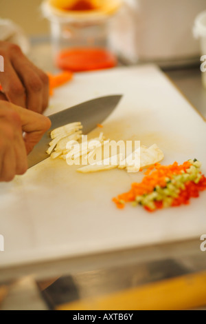 La préparation de légumes dans la cuisine du restaurant de l'hôtel Banque D'Images