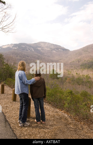 Caucasian Woman (30-35) et Petite fille Voir Table Rock Mountain dans le Nord de la Caroline du Sud USA Banque D'Images