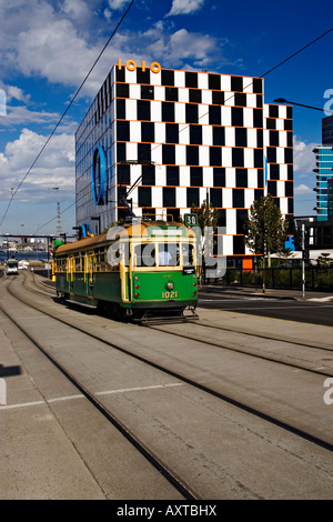Paysage urbain de Melbourne / un tramway de Melbourne travaille le long de Latrobe Street à Melbourne Docklands.Victoria en Australie. Banque D'Images