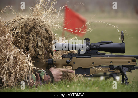 Les soldats d'infanterie de l'armée britannique démontrent leur plus récent L115A3 fusil de sniper sur les champs de tir de l'arme d'appui School UK Banque D'Images