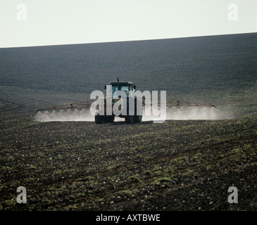 Tracteur John Deere pulvérisation de mauvaises herbes annuelles, avant la récolte de replantation Banque D'Images