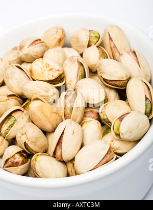 Les pistaches dans un bol blanc close up Banque D'Images