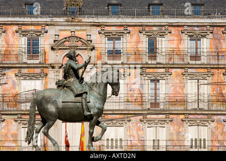 La statue de Philippe III à cheval devant les murs peints de Casa de la Panaderia, Plaza Mayor, Madrid Banque D'Images