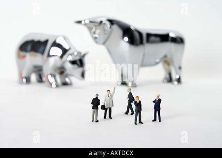 Figurines hommes d'en face de Bull and Bear Banque D'Images