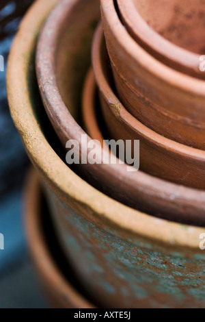 Pots en terre cuite empilés Banque D'Images