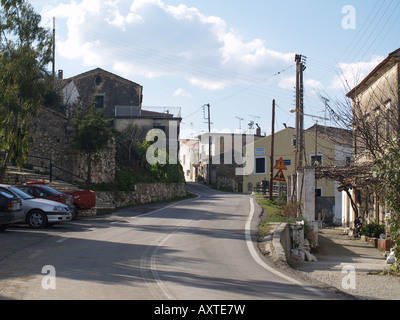 Route principale PAR SFAKERA KERKYRA CORFU VILLAGE GRÈCE Banque D'Images