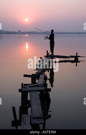 Fisherman casting sur Ho Tay (lac de l'Ouest), Hanoi, Vietnam Banque D'Images