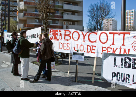 Paris FRANCE, Tibet manifestation des migrants tibétains Journée mondiale pour le Tibet boycott du Comité des Jeux Olympiques, signe de protestation pacifique contre la Chine Banque D'Images