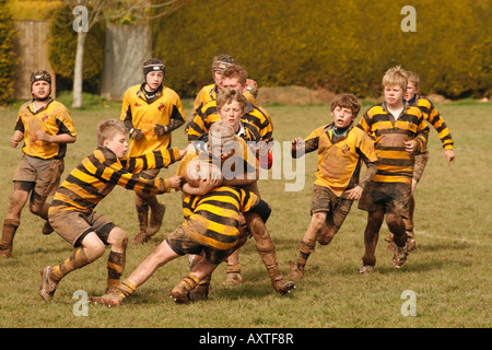 Match de rugby de l'école junior de moins de 12 joueurs de l'équipe locale dans la lutte contre le jeu dans le Somerset en Angleterre seulement UTILISATION ÉDITORIALE Banque D'Images