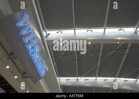 Regardant vers le haut pour WH Smiths signe au détail en aval des départs à l'ouverture de l'aéroport de Londres Heathrow Terminal 5 construction du Banque D'Images