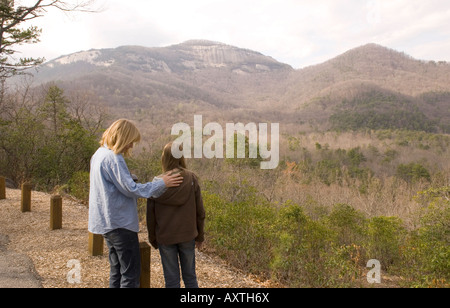 Caucasian Woman (30-35) et Petite fille Voir Table Rock Mountain dans le Nord de la Caroline du Sud USA Banque D'Images