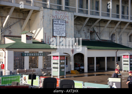 Zone d'arrivée pour les touristes visitant le pénitencier d'Alcatraz.Baie de San Francisco USA Banque D'Images