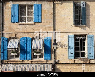 Fenêtres sur les bâtiments à Arles France Banque D'Images