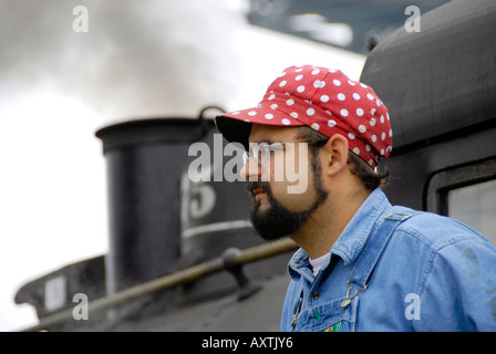 Train à vapeur historique mécanicien portrait en rouge et blanc chapeau pocodot Banque D'Images