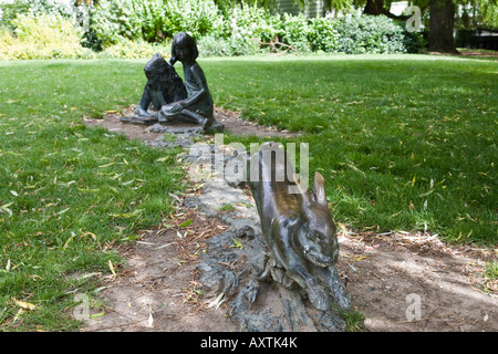 Partie d'Alice et le lapin blanc sculpture par Edwin Russell situé près de la rivière Wey à Guildford, Surrey, Angleterre. Banque D'Images