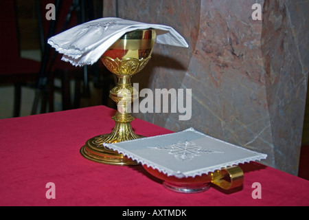 Golden graal dans une église, prêt pour la cérémonie du mariage. Banque D'Images