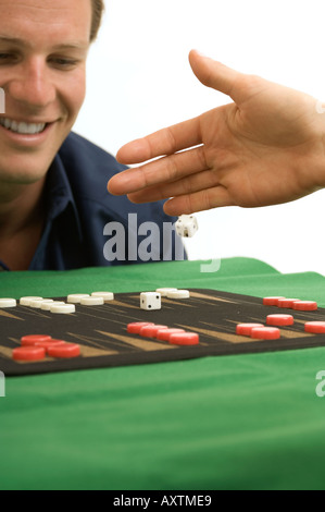 Extreme close up of a man jouer aux dames. Banque D'Images