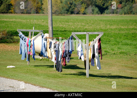 Laver les vêtements de jour et des vêtements mouillés accrochés sur une corde à linge pour le séchage au soleil Banque D'Images