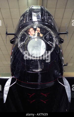 Le seul battant bombardier Avro Lancaster PA474 "Ville de Lincoln' en cours de reconstruction à RAF St Athan South Wales UK Banque D'Images