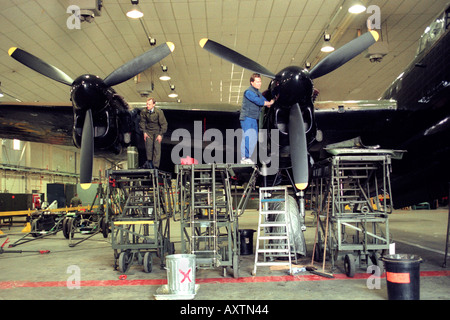 Le seul battant bombardier Avro Lancaster PA474 "Ville de Lincoln' en cours de reconstruction à RAF St Athan South Wales UK Banque D'Images