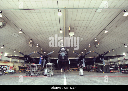 Le seul battant bombardier Avro Lancaster PA474 "Ville de Lincoln' en cours de reconstruction à RAF St Athan South Wales UK Banque D'Images