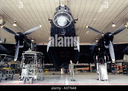 Le seul battant bombardier Avro Lancaster PA474 "Ville de Lincoln' en cours de reconstruction à RAF St Athan South Wales UK Banque D'Images