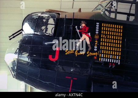 Le seul battant bombardier Avro Lancaster PA474 "Ville de Lincoln' en cours de reconstruction à RAF St Athan South Wales UK Banque D'Images