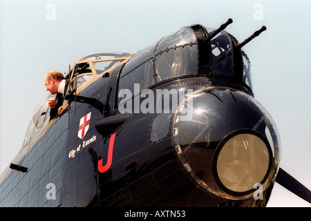 Le seul battant bombardier Avro Lancaster PA474 "Ville de Lincoln' en cours de reconstruction à RAF St Athan South Wales UK Banque D'Images