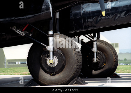 Le seul battant bombardier Avro Lancaster PA474 "Ville de Lincoln' en cours de reconstruction à RAF St Athan South Wales UK Banque D'Images