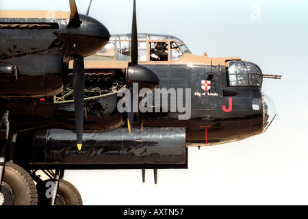 Le seul battant bombardier Avro Lancaster PA474 "Ville de Lincoln' en cours de reconstruction à RAF St Athan South Wales UK Banque D'Images