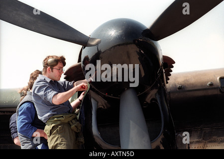 Le seul battant bombardier Avro Lancaster PA474 "Ville de Lincoln' en cours de reconstruction à RAF St Athan South Wales UK Banque D'Images