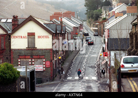 Ancien village minier de charbon par une froide journée d'hiver glacial Central Hotel barricadés de Llanhilleth South Wales UK Banque D'Images