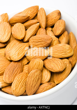 Les amandes dans un bol blanc close up Banque D'Images